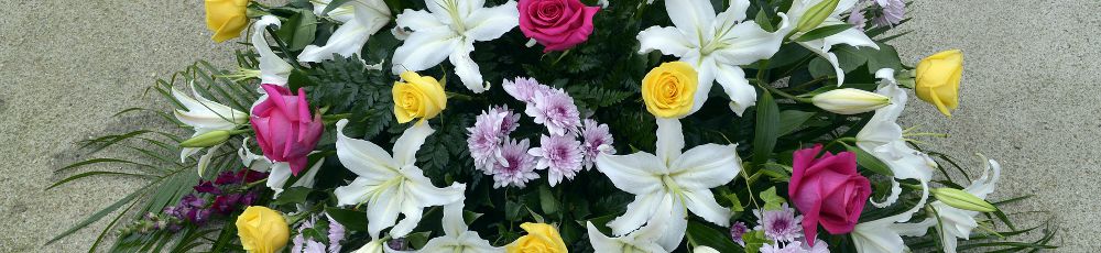 Buntes Blumengesteck für einen Verstorbenen